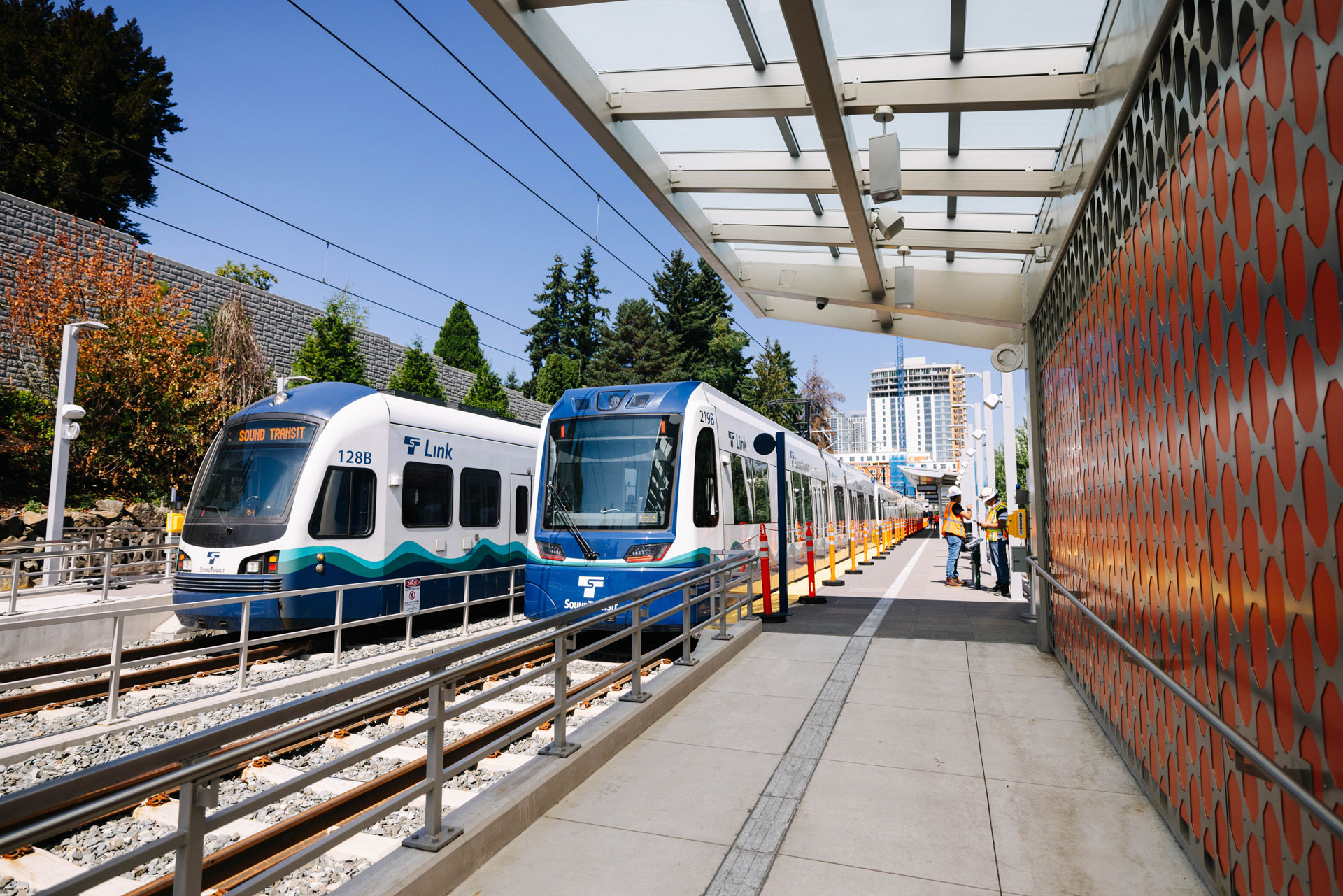 대중교통 직원들이 Link light rail 기차 2대를 이용하여 Bellevue의 새로운 2 Line에 대한 테스트를 실시하고 있습니다.  